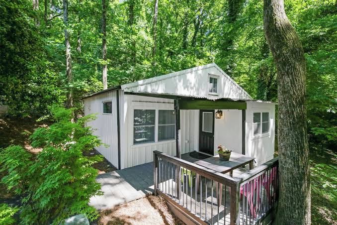Cozy Guest House cabin style with 1 bedroom and WiFi, AC in enchanting Atlanta