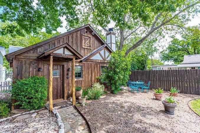 Charming Getaway - Private Hot Tub, Romantic Cottage, WiFi, Fredericksburg