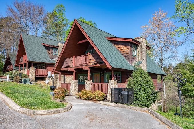 Cozy Cabin Near PF-Dogs OK- Hot Tub- Pool Table, Sevierville