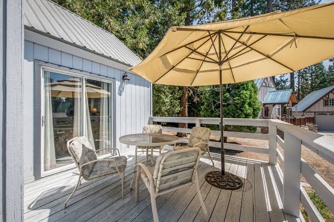 Rustic cabin conveniently located right by town with space for all, Shaver Lake