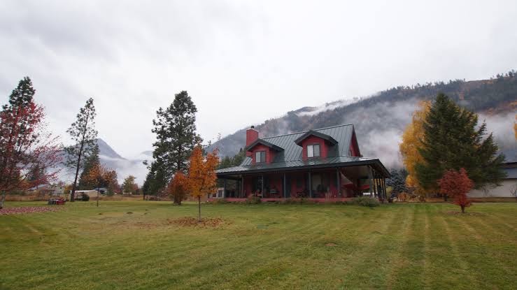 Serene mountain views, ONLY 5 minutes from Leavenworth, AND Dog Friendly!