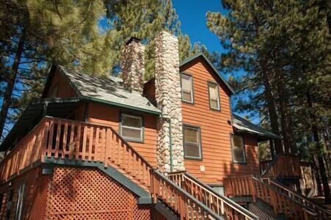 5 Bedroom, 2 Bathroom Cabin. 2 Kings, 3 Queens. Full Kitchen, living room, dinin, Lake Tahoe