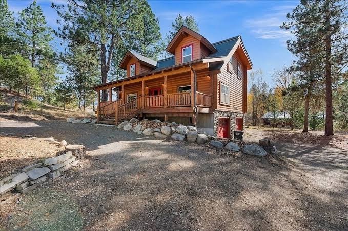Log cabin with game room by skiing & lake, McCall