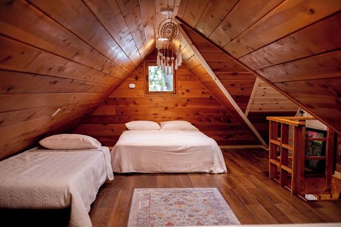 Eco-chic cabin newly remodeled lake front property. Private beach and own dock, Bass Lake