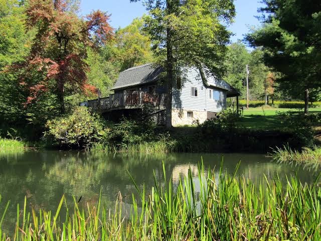Discounted Rates/The Bears Den/Quiet & Secluded/Hot Tub Over Looking the Pond, Maryland