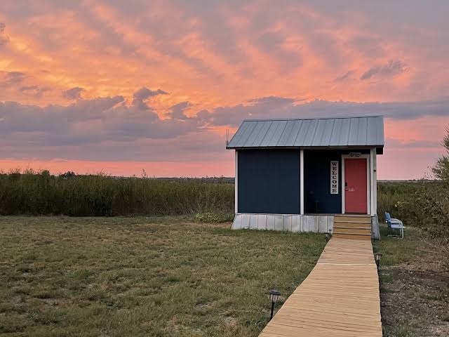 Peaceful Couples Country Getaway with Pool and Hot Tub, Seguin