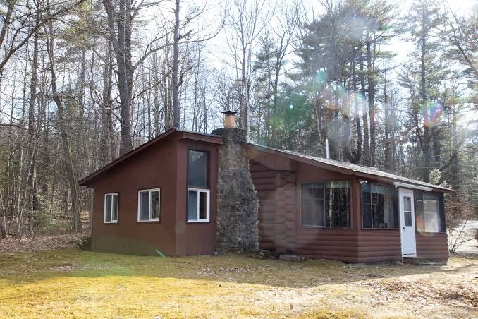 Cozy Updated Log Cabin with Mountain Views close to Monadnock, Massachusetts