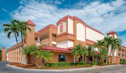 Red Roof PLUS+ & Suites Naples Downtown-5th Ave S